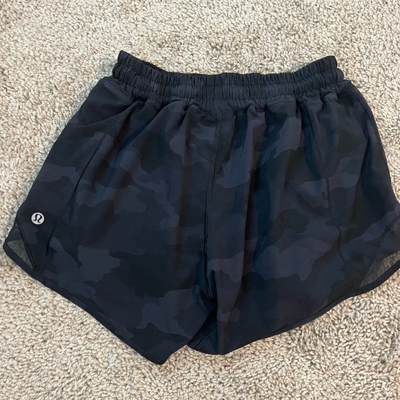lululemon hotty hot shorts - Picture 2 of 3